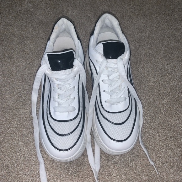 White and black platform sneaker - Picture 2 of 4